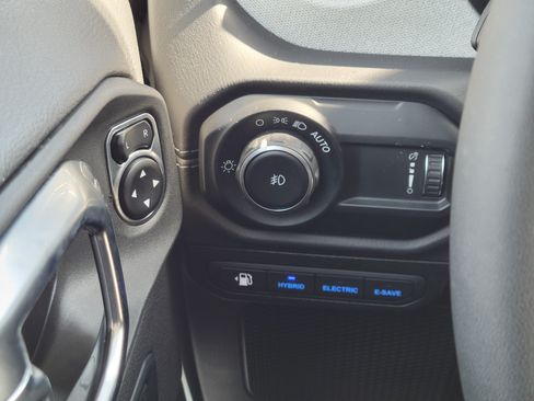 Used 2025 Jeep Wrangler Unlimited Sahara AWD/4WD image 11