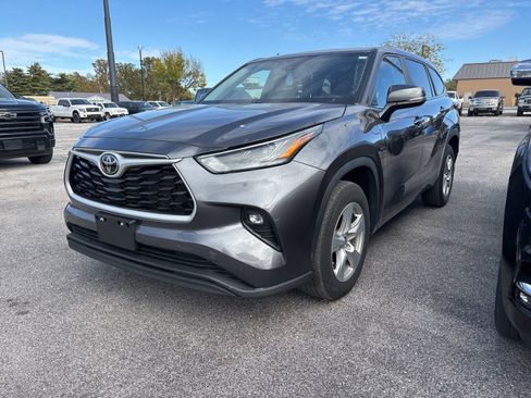 Used 2023 Toyota Highlander LE image 2