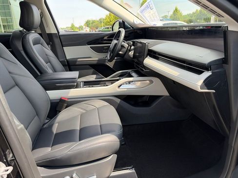 Used 2025 Lincoln Nautilus Premier AWD/4WD image 11