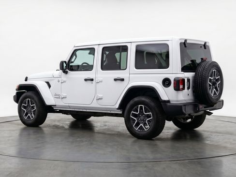Used 2025 Jeep Wrangler Sahara image 6