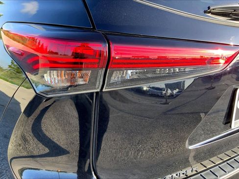 Used 2023 Toyota Highlander LE FWD image 28