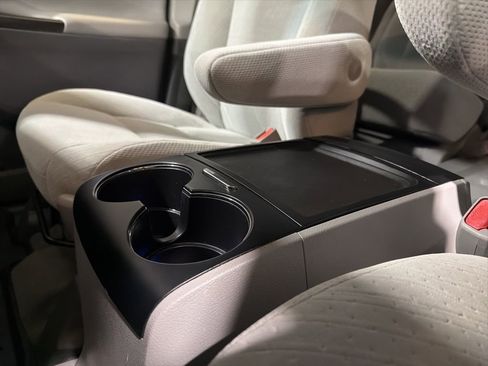 Used 2017 Toyota Sienna LE image 21