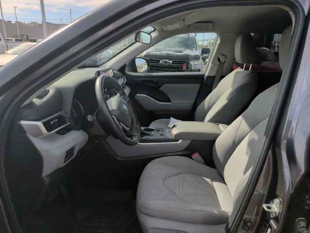 Used 2022 Toyota Highlander LE FWD image 13