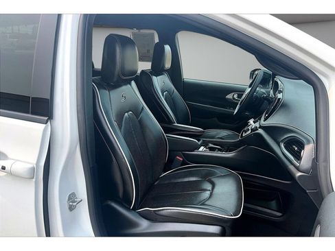 Certified 2025 Chrysler Pacifica Limited FWD image 51