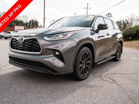 Used 2024 Toyota Highlander Limited FWD image 3
