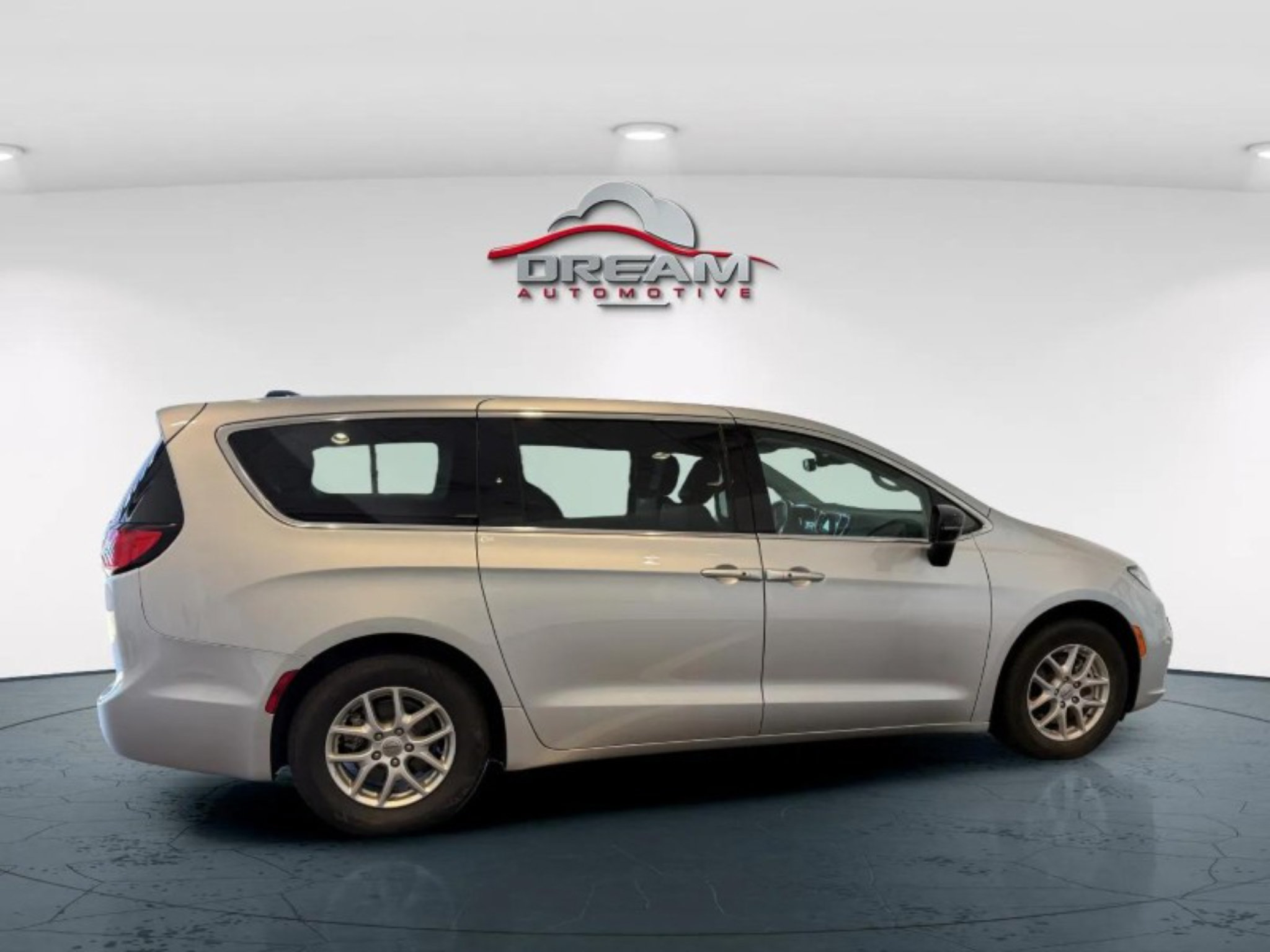 Used 2024 Chrysler Pacifica Touring-L FWD image 25