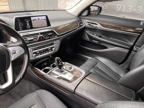 Used 2017 BMW 740i image 10