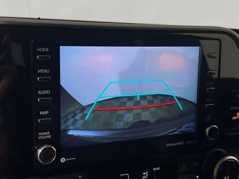 Used 2022 Toyota Highlander XLE AWD/4WD image 12