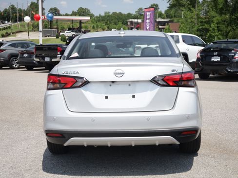 Used 2024 Nissan Versa SV FWD image 4
