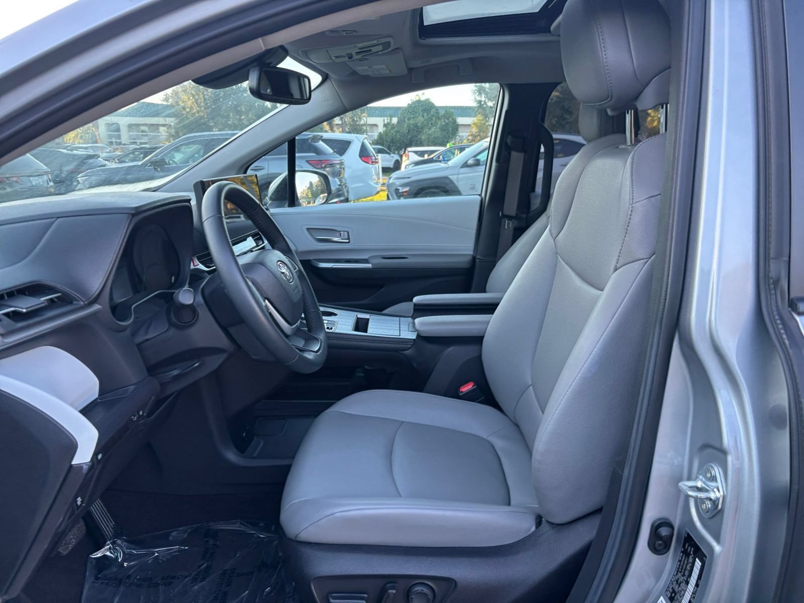 Used 2025 Toyota Sienna XLE FWD image 28