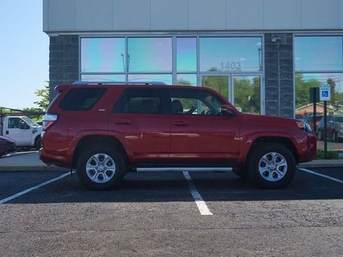 Used 2018 Toyota 4Runner SR5 Premium AWD/4WD image 2