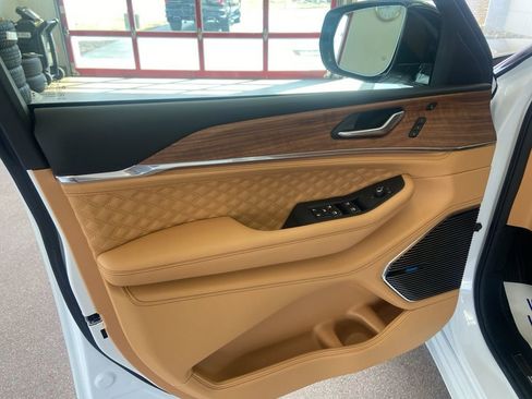 New 2026 Jeep Grand Cherokee Summit image 8