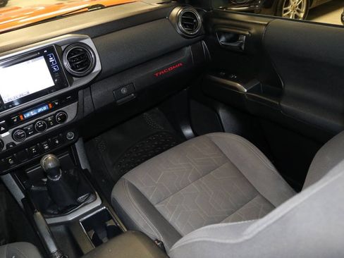 Used 2017 Toyota Tacoma TRD Sport w/ Premium & Technology Package AWD/4WD image 19