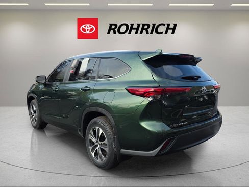 Used 2023 Toyota Highlander XLE image 3