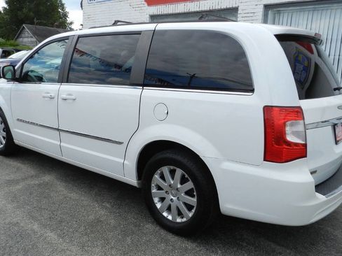 Used 2014 Chrysler Town & Country Touring image 8