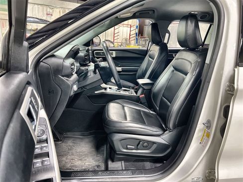 Used 2022 Ford Explorer XLT w/ Equipment Group 202A image 11