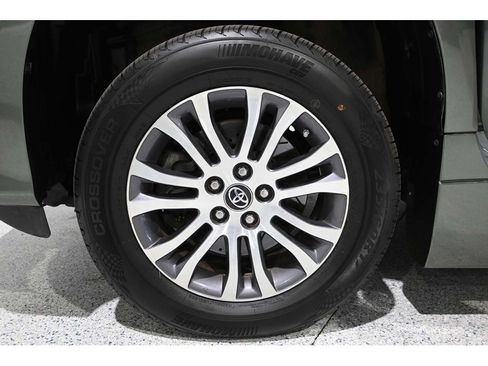 Used 2019 Toyota Sienna XLE w/ XLE Navigation Package FWD image 12