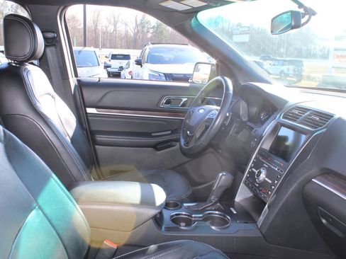 Used 2017 Ford Explorer Limited image 36