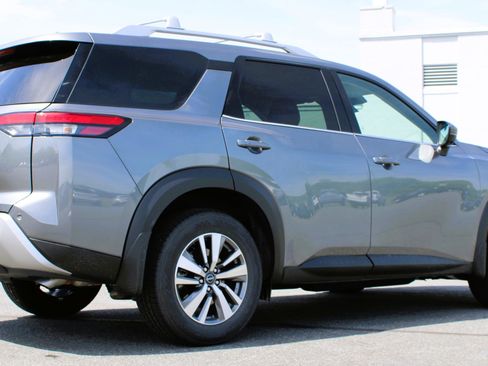 Used 2025 Nissan Pathfinder SL AWD/4WD image 8