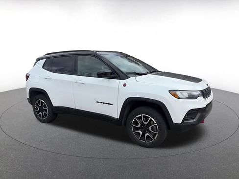 Used 2025 Jeep Compass Trailhawk image 2