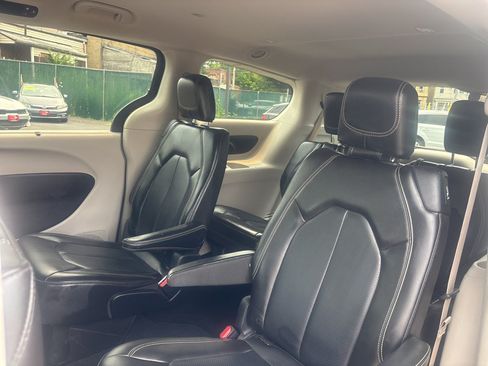 Used 2020 Chrysler Voyager Lxi FWD image 38