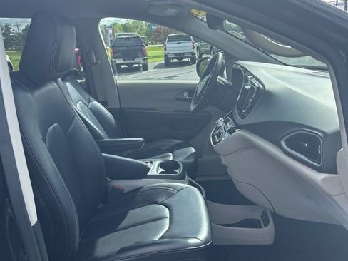 Used 2023 Chrysler Pacifica Touring-L FWD image 51