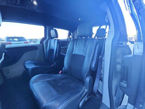 Used 2017 Dodge Grand Caravan SXT w/ Driver Convenience Group FWD image 19