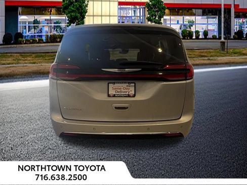 Used 2024 Chrysler Pacifica Touring-L FWD image 7