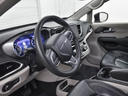 Used 2023 Chrysler Pacifica Touring-L image 17