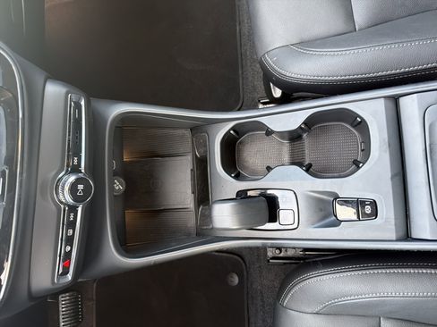 Certified 2025 Volvo XC40 B5 Core image 9