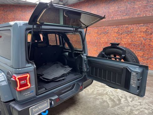 Used 2024 Jeep Wrangler Unlimited Sahara w/ Technology Group image 27