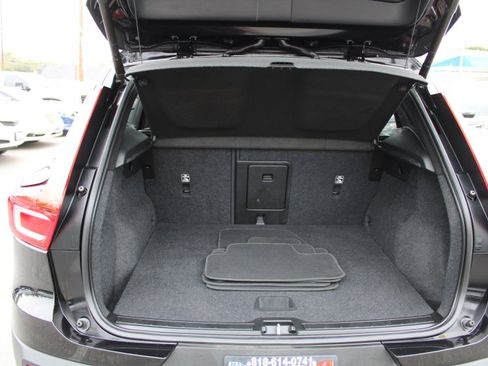 Used 2022 Volvo XC40 T4 Momentum image 8