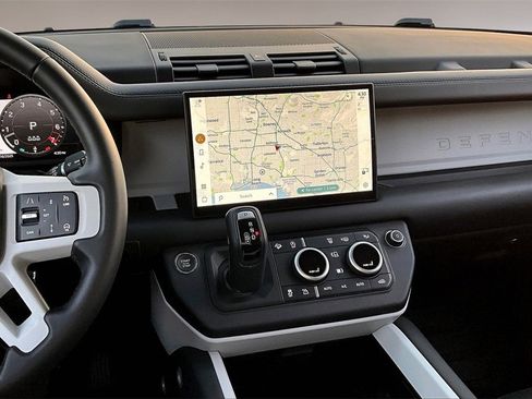 Used 2025 Land Rover Defender 110 S image 9