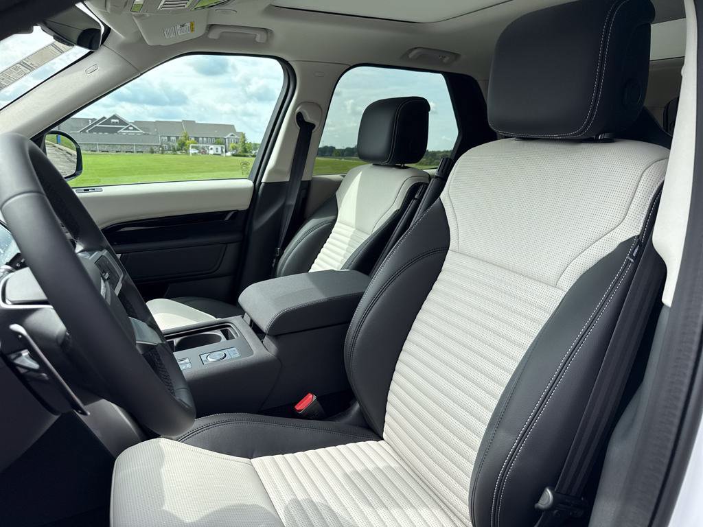 Certified 2025 Land Rover Discovery S AWD/4WD image 11