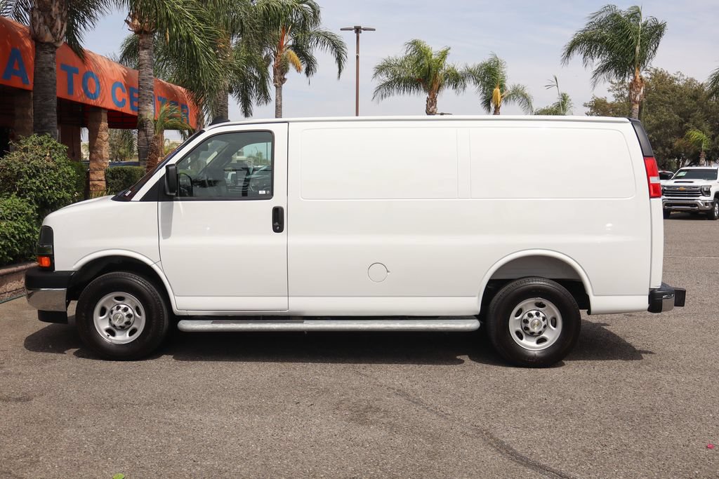Used 2025 Chevrolet Express 2500 w/ Driver Convenience Package RWD image 5