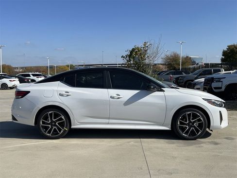New 2025 Nissan Sentra SR image 3