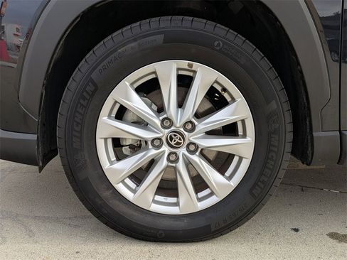 Used 2025 Toyota Corolla Cross LE image 31
