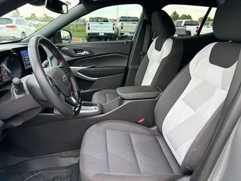 Used 2025 Chevrolet Trax RS FWD image 16