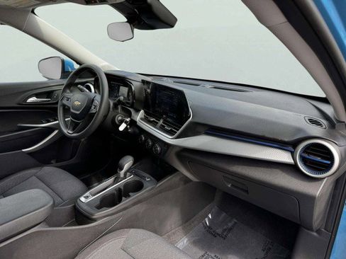Used 2025 Chevrolet Trax LS w/ LS Convenience Package image 48