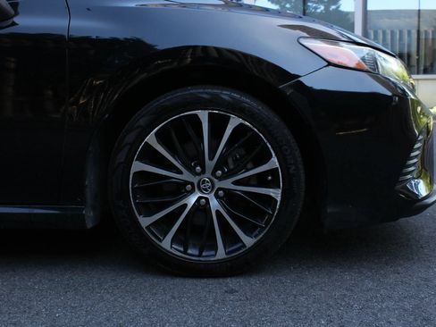 Used 2018 Toyota Camry SE w/ Moonroof Package FWD image 4