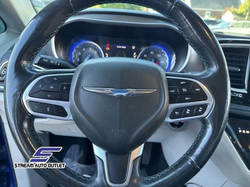 Used 2021 Chrysler Pacifica Touring-L image 21