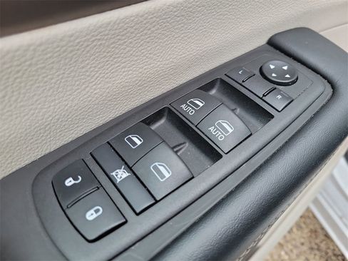 Used 2024 Chrysler Voyager LX image 17