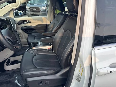 Used 2023 Chrysler Pacifica Touring-L FWD image 11