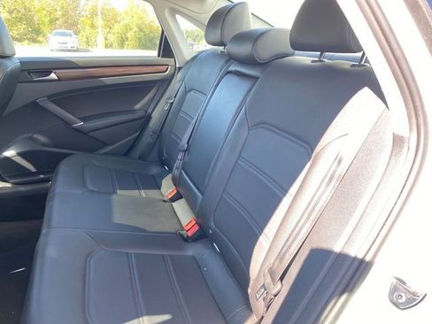 Used 2022 Volkswagen Passat 2.0T FWD image 17