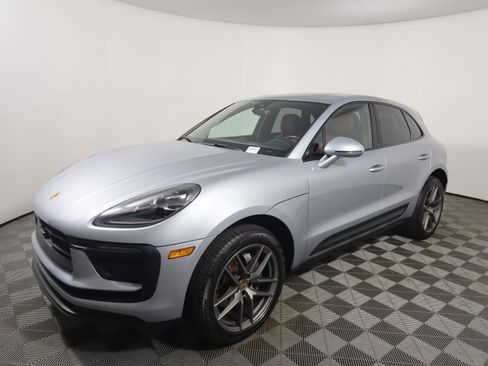 Certified 2023 Porsche Macan image 7