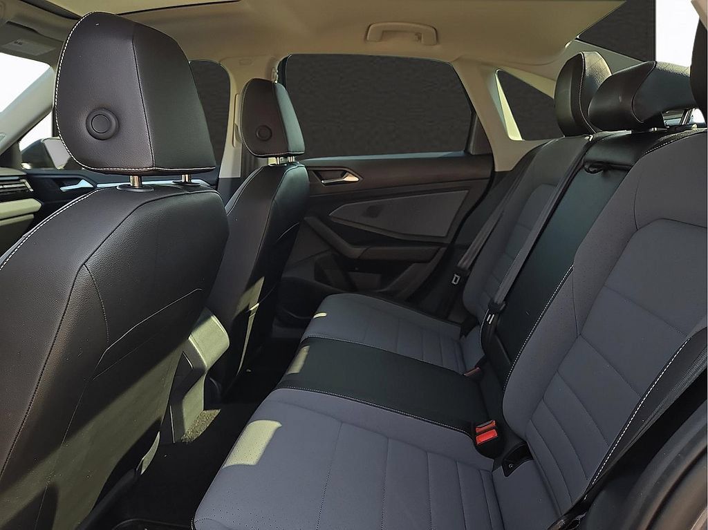 Used 2025 Volkswagen Jetta SE FWD image 9