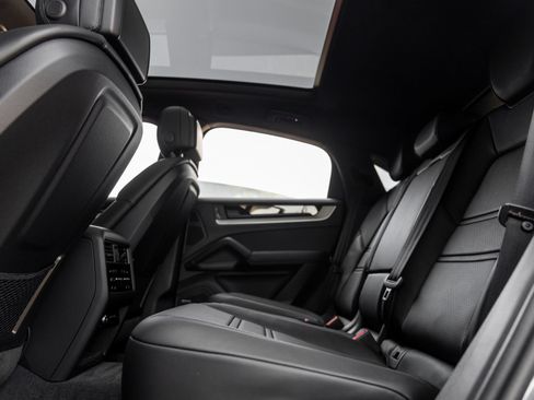 Certified 2025 Porsche Cayenne S AWD/4WD image 35
