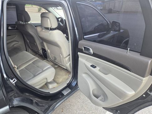 Used 2012 Jeep Grand Cherokee Laredo w/ Laredo E Group AWD/4WD image 28