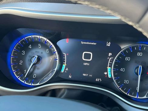 Used 2022 Chrysler Pacifica Touring-L FWD image 9