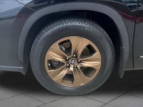 Used 2023 Toyota Highlander Bronze Edition AWD/4WD image 11